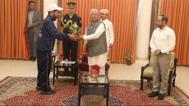 युवा, देश में हो रहे सुखद बदलावों को समझें और उनसे प्रेरणा लें